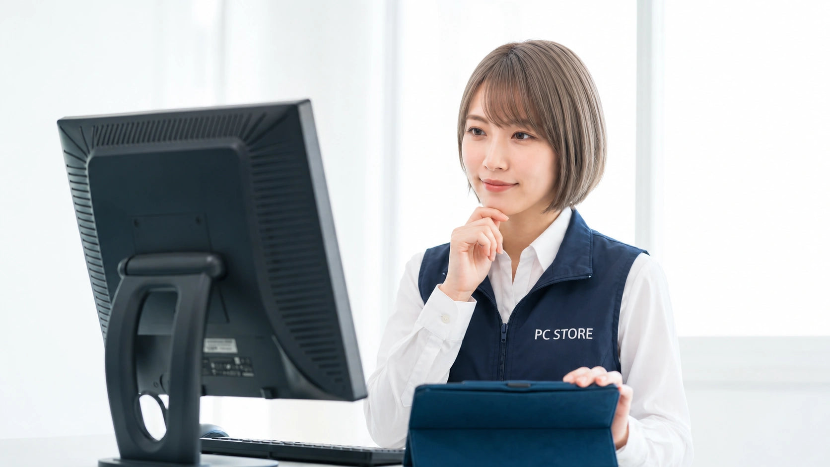 中古パソコンの外観ランクを評価するPC STOREスタッフの七海