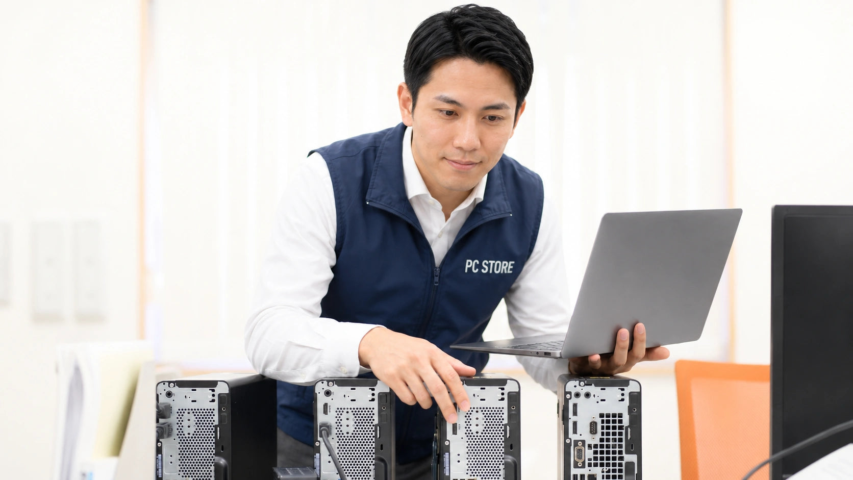 中古パソコンの動作検査を行うPC STOREスタッフの大介